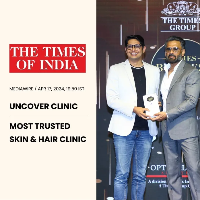 Suneil Shetty presenting Most Trusted Clinic Award to Uncover